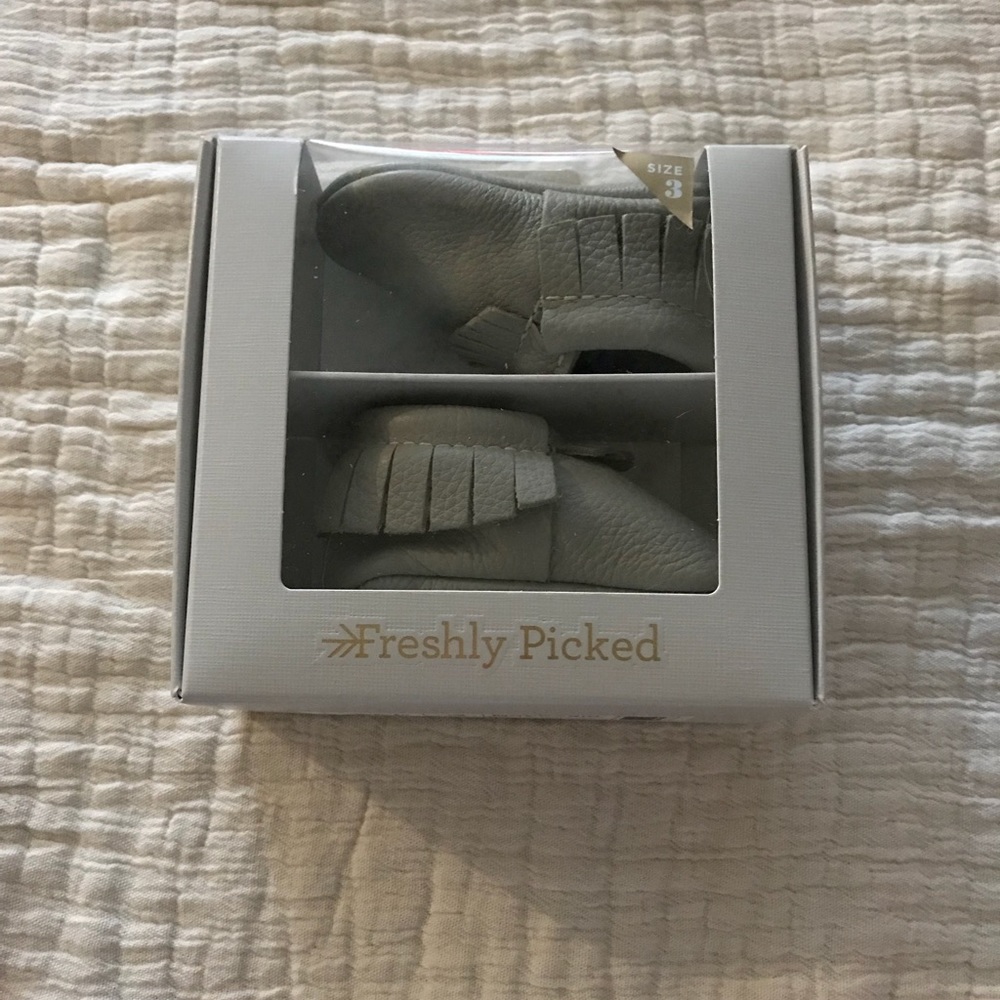 Freshly Picked Moccasins Pebble size 3